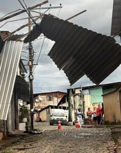 Ventania durante chuva causa estragos em Manhumirim; veja fotos