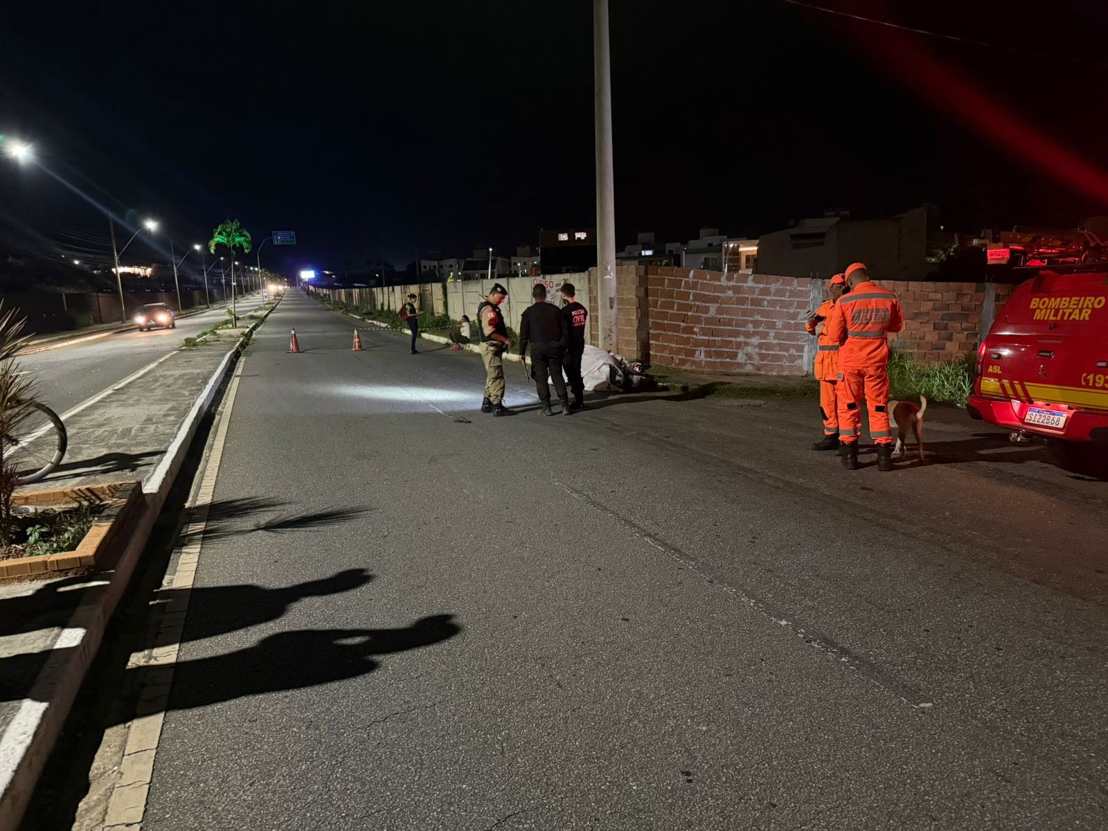 Motociclista bate em poste e morre em avenida de Governador Valadares