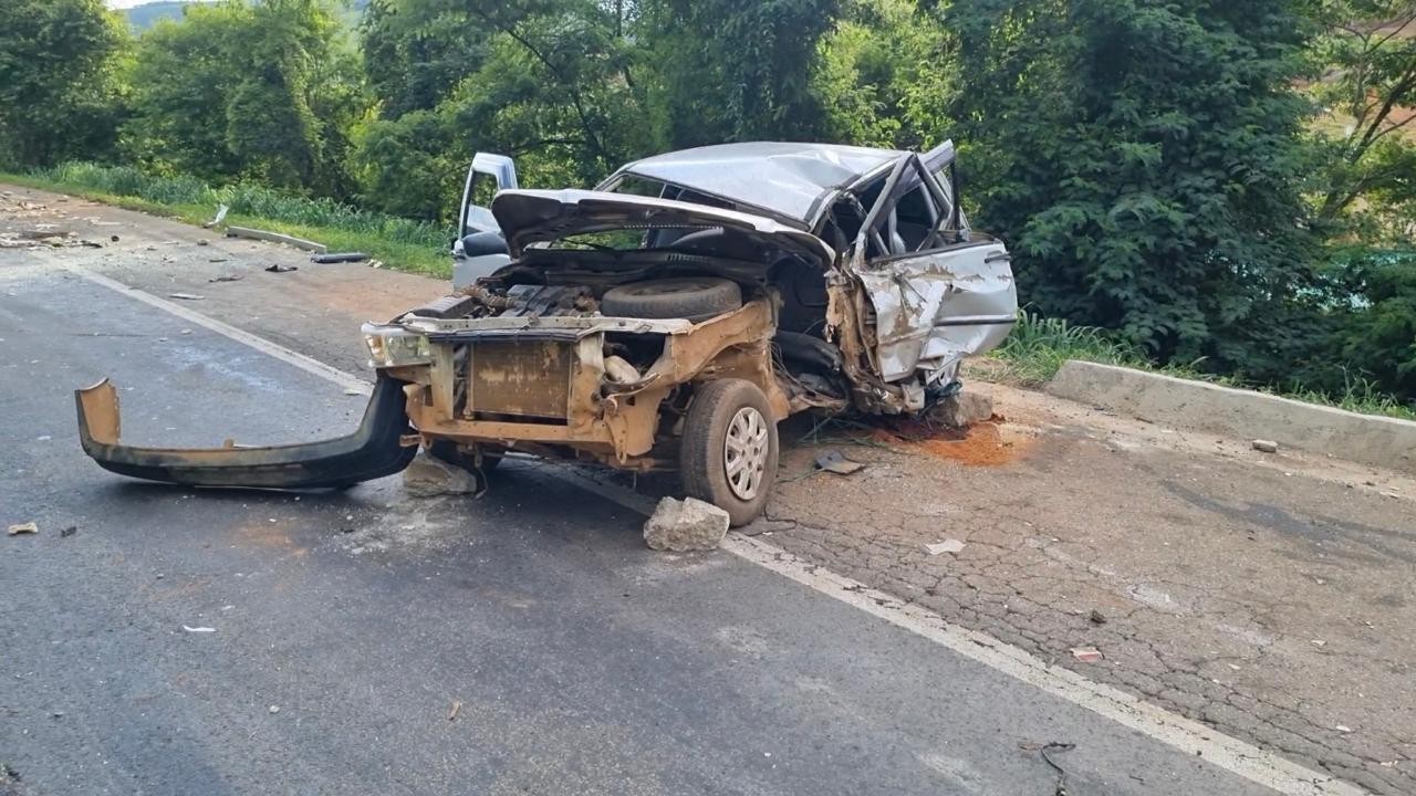 Rolo compressor se desprende de carreta após batida, atinge veículos e deixa dois mortos em MG