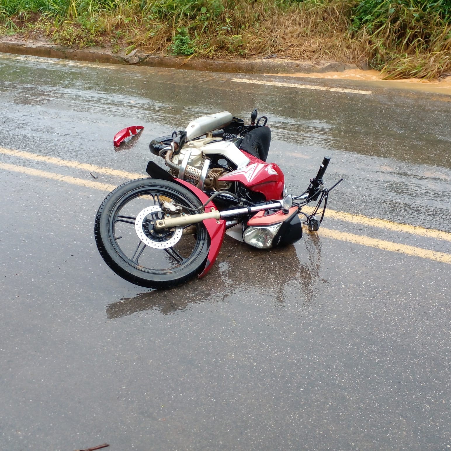 Motociclista morre após acidente entre moto e caminhão na BR-474, em Ipanema