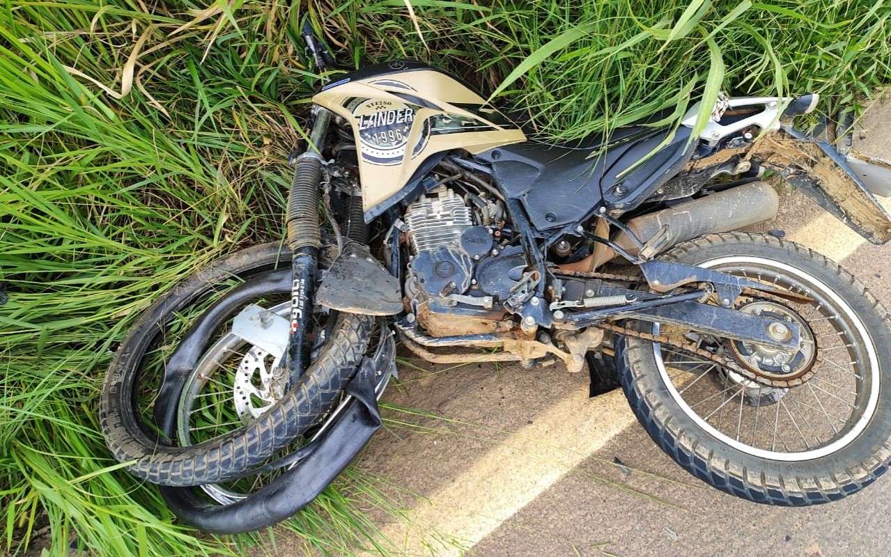 Motociclista invade contramão em curva da MG-329 e morre depois de atingir dois carros, Caratinga