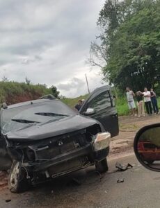 Batida frontal entre carros deixa cinco feridos na BR-458, em Iapu