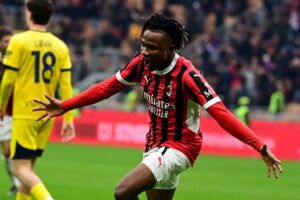 Samuel Chukwueze comemorando gol pelo Milan (foto: Piero Cruciatti/AFP)