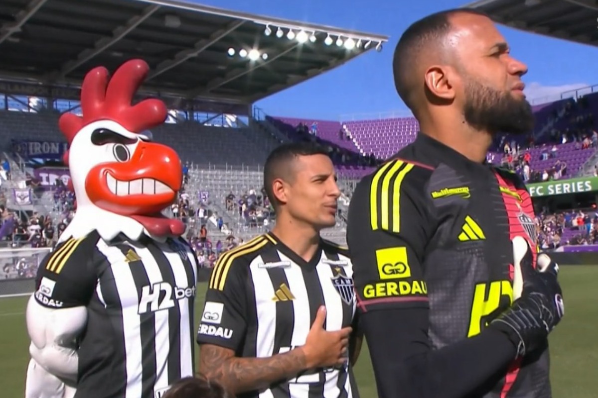 Jogadores do Atlético com nova camisa do clube