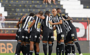 Jogadores do Atlético reunidos em campo antes de jogo contra o Pouso Alegre (foto: Daniela Veiga/Atlético)