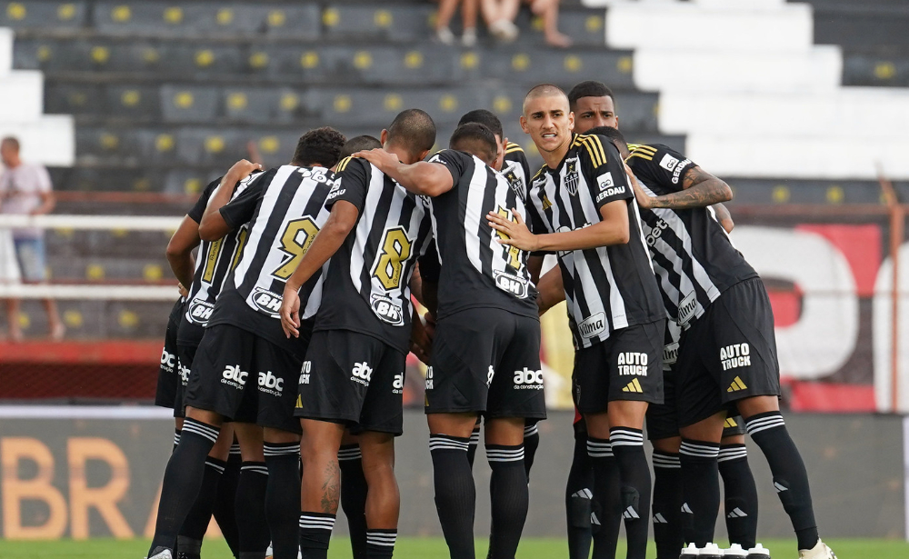 Jogadores do Atlético reunidos em campo antes de jogo contra o Pouso Alegre - (foto: Daniela Veiga/Atlético)