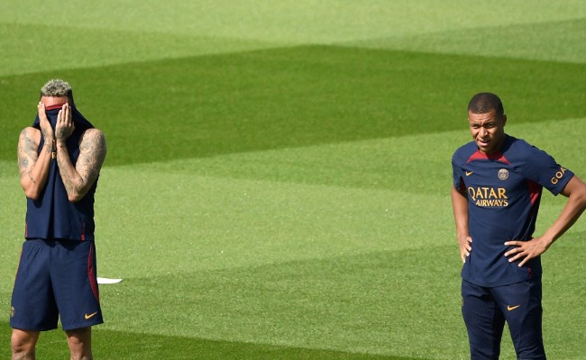 Neymar e Mbappé em treino no PSG (foto: JULIEN DE ROSA / AFP)