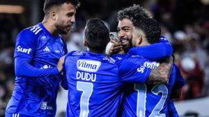 Gabigol, Dudu, Matheus Henrique e William abraçam Matheus Pereira (foto: Gustavo Aleixo/Cruzeiro)