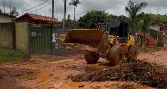 Equipes da Prefeitura de Belo Oriente trabalham para minimizar impactos da forte chuva