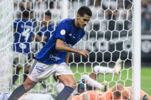 Acertado com Vasco, zagueiro campeão da Série B se despede do Cruzeiro