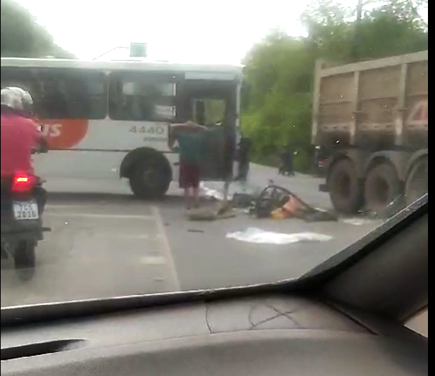 Acidente entre uma carreta e ônibus no semáforo da Sinterização, em Timóteo