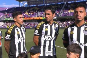 Jogadores do Atlético com nova camisa do clube (foto: Reprodução / SporTV)