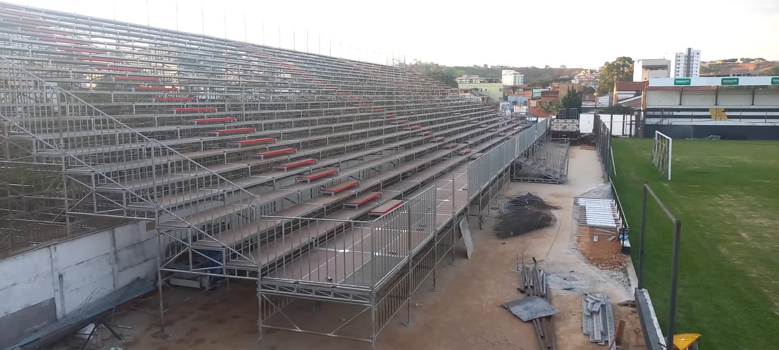 Athletic está instalando arquibancada metálica para aumentar capacidade do estádio