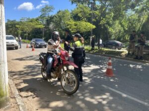 AÇÃO EDUCATIVA: Agentes de trânsito realizam blitz de orientação e educação em Timóteo