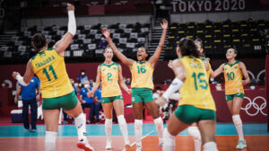 Campeã olímpica de vôlei dá à luz à primeira filha: ‘Amortecida de tanto amor’