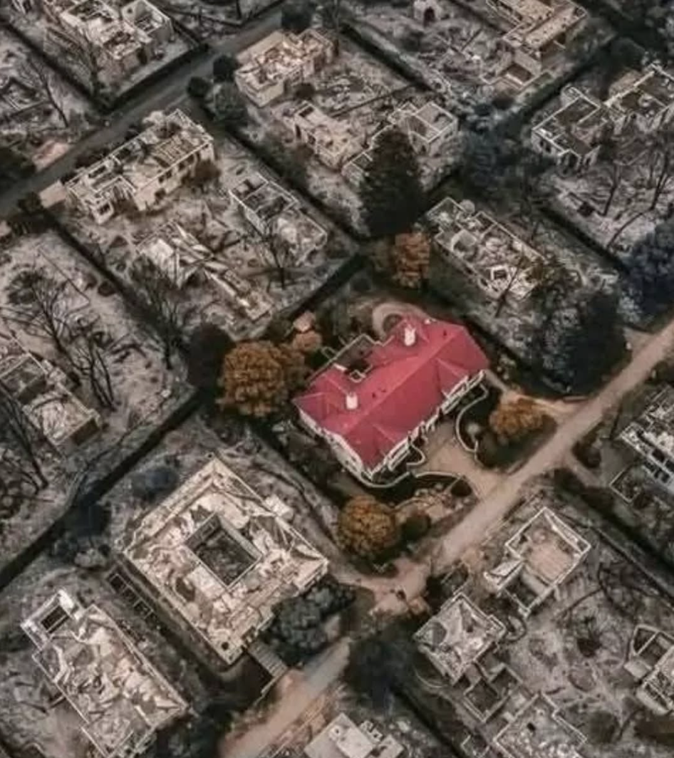 Casa permanece intacta durante incêndio em Los Angeles, supostamente graças à “Benção do Giz”