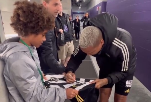 Deyverson, do Atlético, autografa camisa para Kauan Basile, da base do Santos (foto: Reprodução)