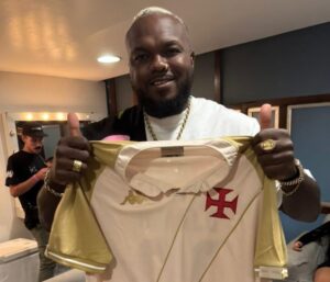 Djonga recebe camisa do Vasco, e torcedores do Atlético reagem