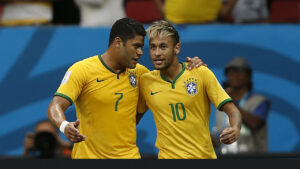 Hulk e Neymar disputaram a Copa do Mundo de 2014 pela Seleção Brasileira (foto: AFP PHOTO / ADRIAN DENNIS)