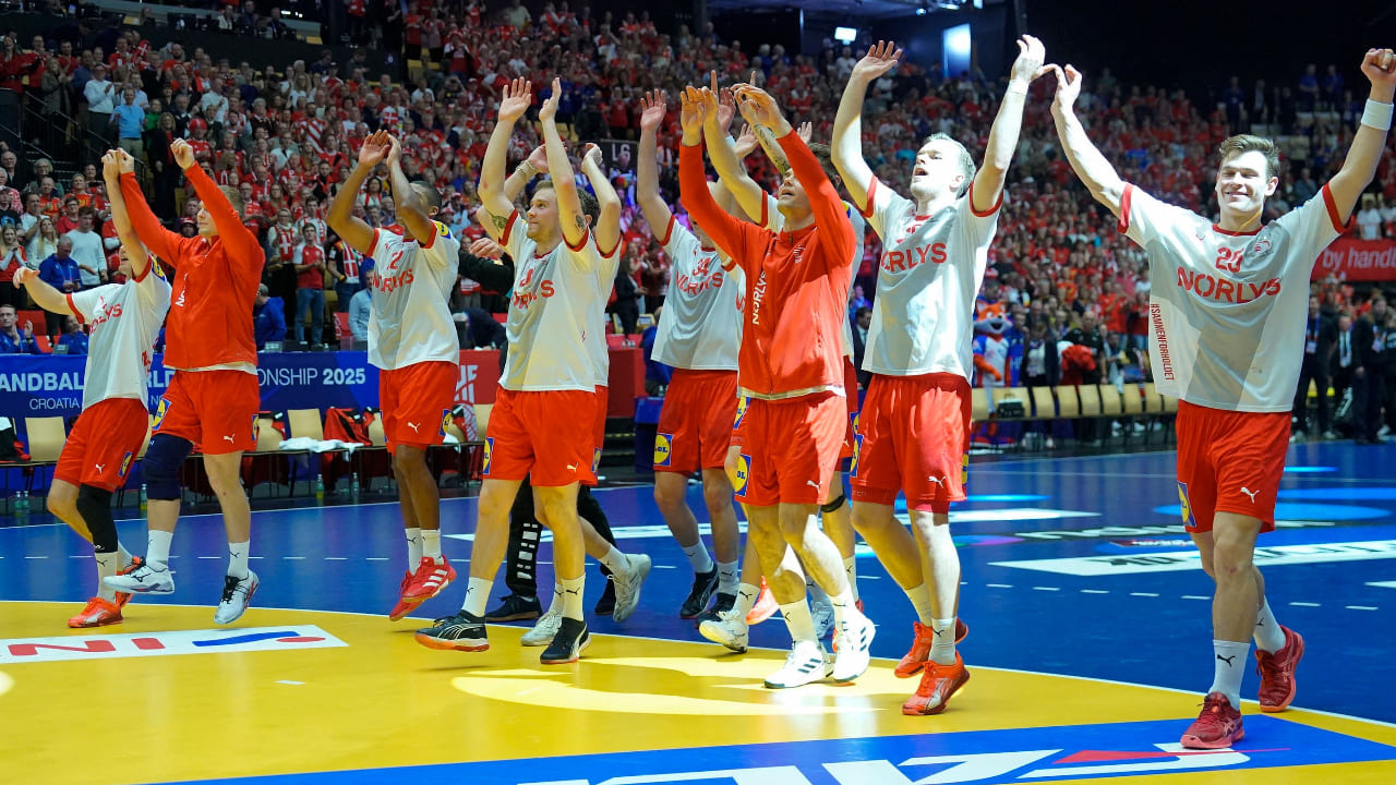 Equipe da Dinamarca após encerramento do Main Round do Mundial Masculino de Handebol (foto: Henning Bagger / Ritzau Scanpix / AFP)