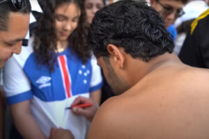 Ídolo do Atlético, Hulk autografou camisas do Cruzeiro (foto: Reprodução / GaloTV)