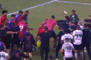 Jogadores de Coritiba e Athletico-PR brigando após fim do jogo (foto: Reprodução / NSports)