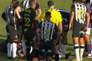 Jogadores do Atlético ao redor de Caio Maia (foto: Reprodução / SporTV)