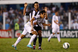 Lance com Neymar e Ronaldinho Gaúcho em Santos x Atlético (foto: Ricardo Saibun / Santos FC)