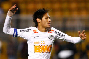 Neymar comemora com a camisa do Santos (foto: Ricardo Saibun / Santos FC - 27/9/2012)