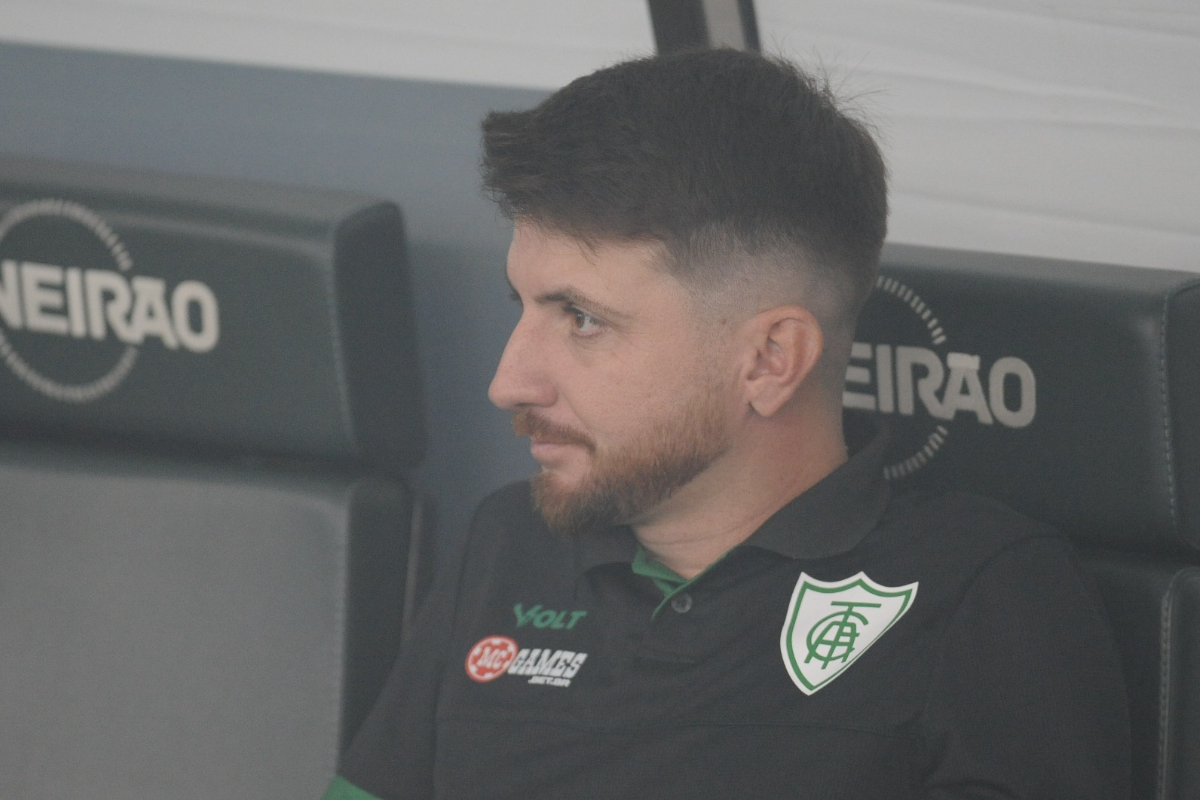 William Batista, técnico do América, no banco de reservas do Mineirão (foto: Alexandre Guzanshe/EM/D.A Press)