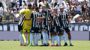 Jogadores do Atlético durante partida contra o Aymorés, pela primeira rodada do Campeonato Mineiro (foto: Daniela Veiga / Atlético)