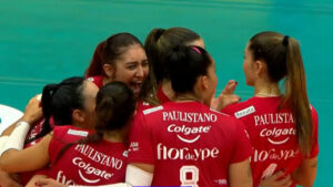 Jogadoras do Barueri comemorando vitória sobre o Praia Clube (foto: Reprodução SporTV 2)