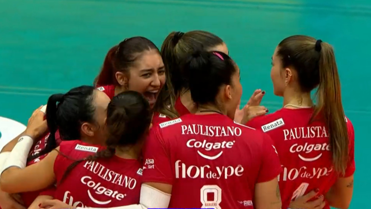 Jogadoras do Barueri comemorando vitória sobre o Praia Clube (foto: Reprodução SporTV 2)