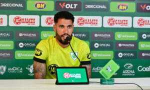 Jonathas em entrevista no América (foto: Mourão Panda/América)