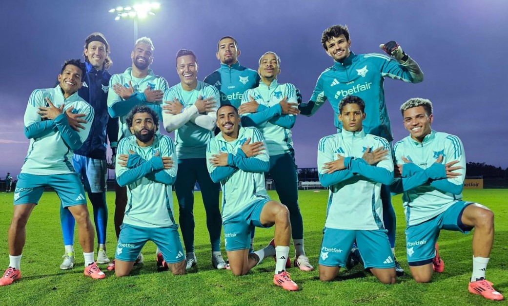 Gabigol e jogadores do Cruzeiro imitam Matheus Pereira em treino