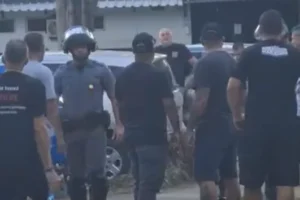 integrantes da Gaviões da Fiel cercam ex-dirigente do Corinthians (foto: Reprodução de vídeo)