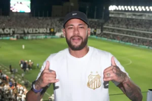 Na Vila Belmiro, Neymar faz gestos de positivo com as mãos (foto: Santos/Divulgação)