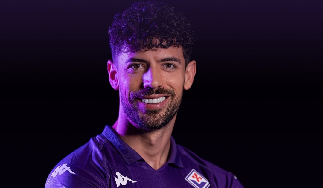 Pablo Marí com a camisa da Fiorentina (foto: Divulgação/Fiorentina)