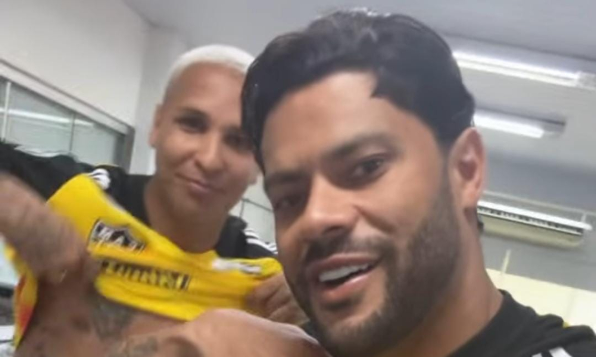 Hulk brinca sobre gordura de Deyverson na volta ao Atlético; veja vídeo