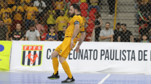 Ídolo do futsal cai no choro ao anunciar aposentadoria