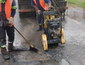 Obras realiza força tarefa para minimizar buracos causados pela chuva