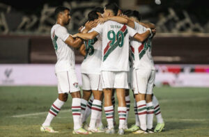 Jogadores celebram um dos gols do Fluminense sobre a Portuguesa (foto: Lucas Merçon / Fluminense FC)