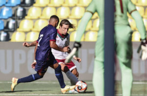 Canobbio, do Fluminense, tenta se livrar de defensor do Madureira (foto: Lucas Merçon/Fluminense)