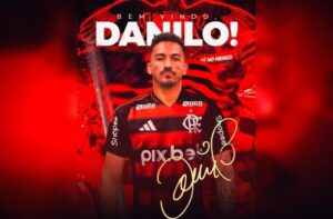 Danilo com a camisa do Flamengo (foto: Divulgação / Flamengo)