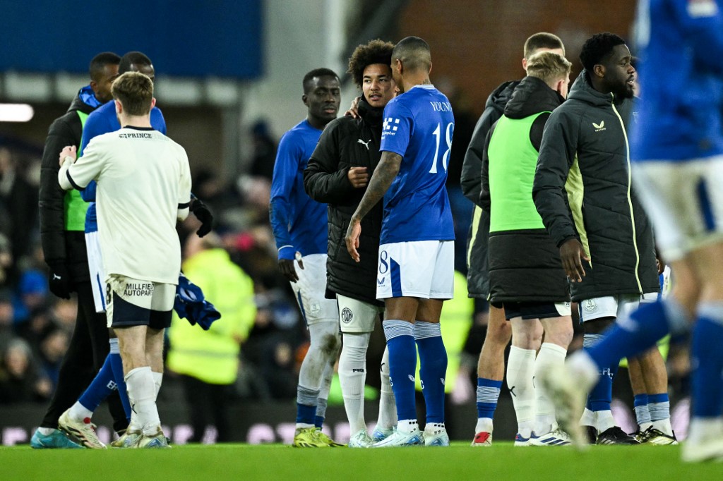 Jogador do Everton consola filho após eliminá-lo na Copa da Inglaterra