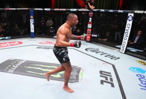 Lutador brasileiro do UFC fatura R$ 300 mil com nocaute espetacular em Las Vegas