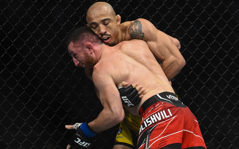 Merab Dvalishvili e José Aldo no UFC (foto: Alex Goodlett/Getty Images/AFP)