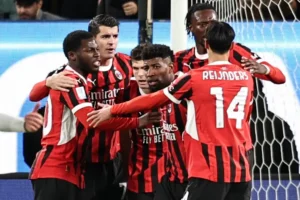 Jogadores do Milan comemoram gol se abraçando (foto: FADEL SENNA / AFP))