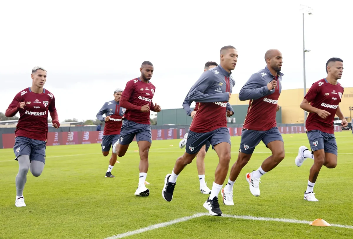 Nos EUA, São Paulo define atletas que retornarão ao Brasil para jogo contra o Botafogo-SP