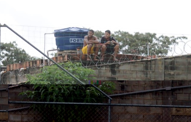 Torcedores do Atlético assistem ao treinamento na Cidade do Galo em ‘caixa d’água’